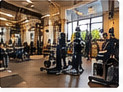 Zona de máquinas y entrenamiento de un gimnasio · Imagen ilustrativa generada con IA